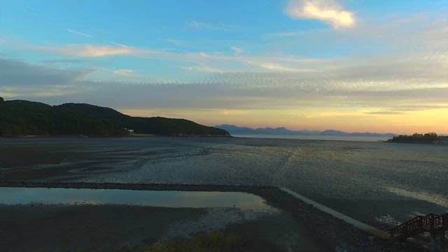 황혼의 평화로운 해안 풍경