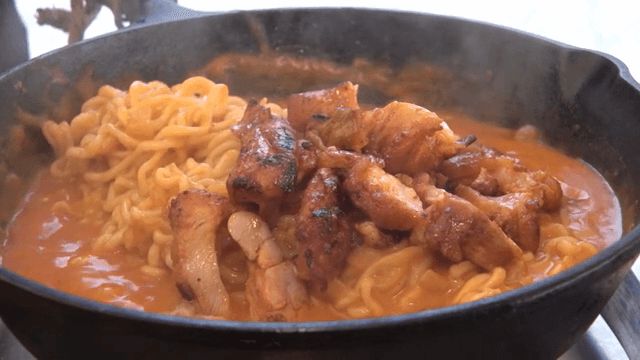 닭갈비가 올라간 라면