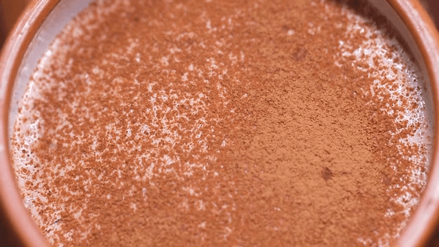 코코아가 뿌려진 크림 디저트