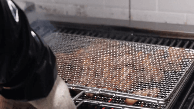 뜨거운 숯불 그릴에 굽는 음식