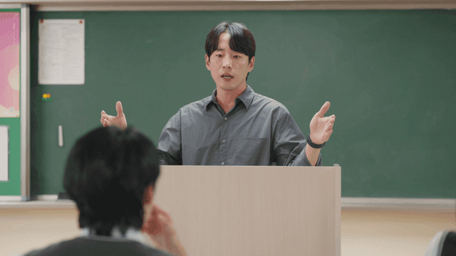 교실에서 수업하는 선생님