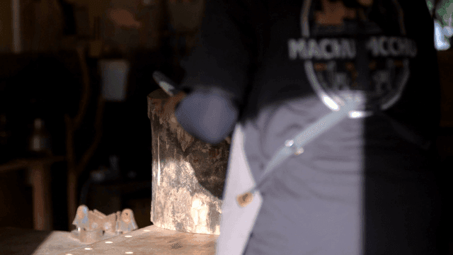 목공 작업실의 나무 통나무와 앞치마 입은 목수