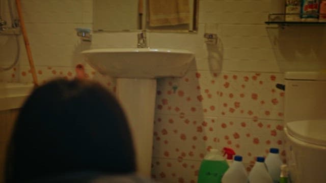 가정의 욕실 풍경과 청소용품들