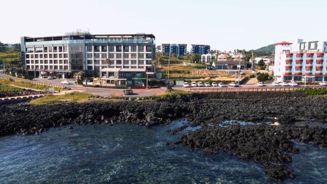 현대적인 건물과 바다가 있는 해안가