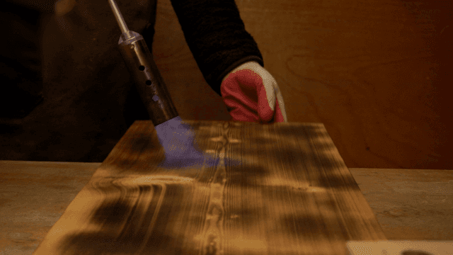 독특한 마감을 위한 나무 토치 작업