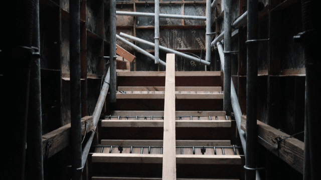 공사 중인 나무 계단