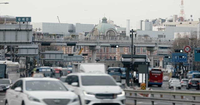 차량이 오가는 도심 속 복합적인 거리 풍경