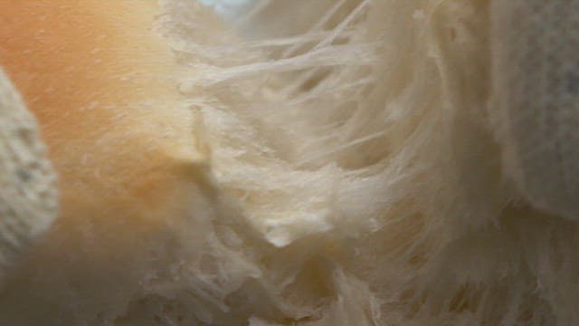 갓 구운 빵의 쫄깃한 질감 클로즈업