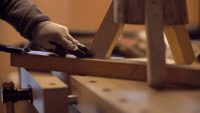 목재 작업을 하는 장인의 손