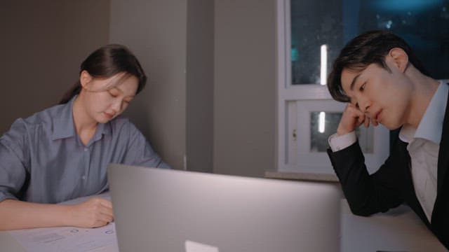 밤늦게 일하는 두 동료