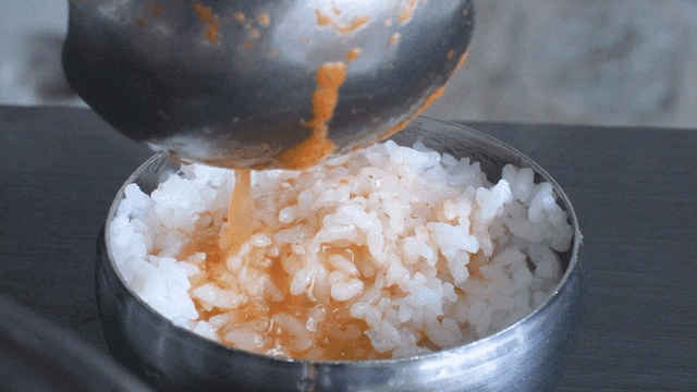 Rice with stew broth poured into bowl