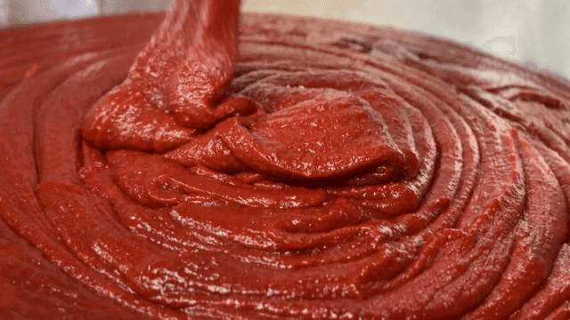 대형 냄비에 부어지는 고추장