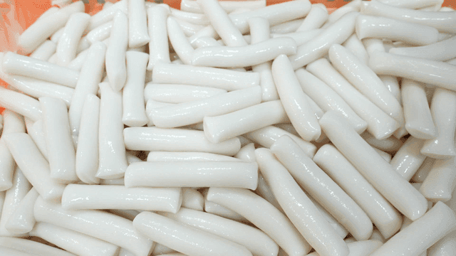 Freshly made Korean rice cakes in a tray