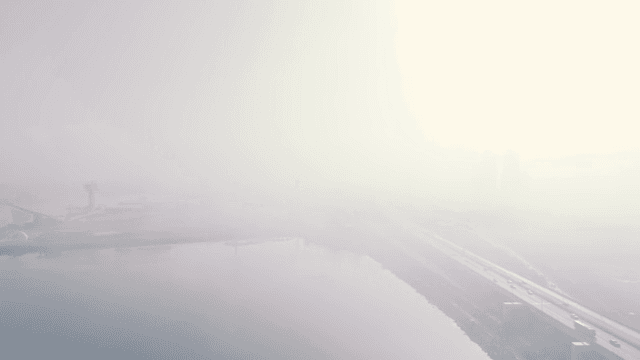 고속도로가 있는 안개 낀 풍경