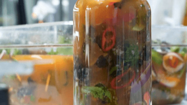 유리병에 담긴 물김치