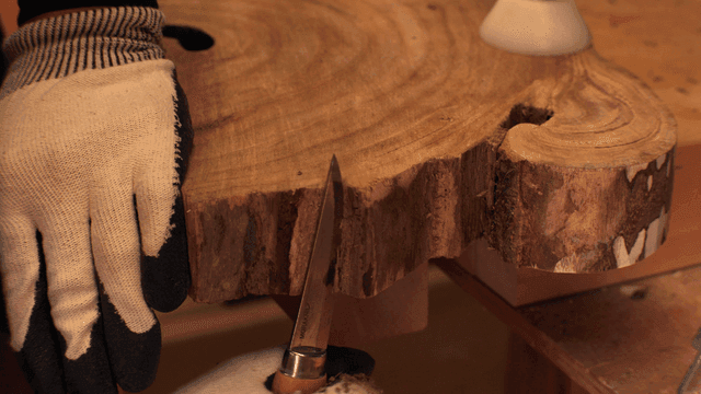 정밀 도구로 나무 조각하기