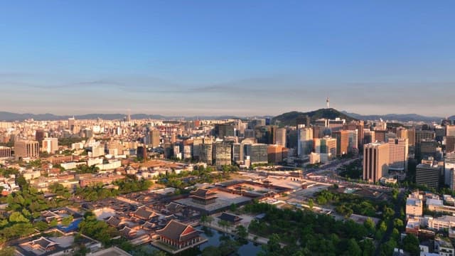 전통 궁궐이 있는 활기찬 도시 풍경