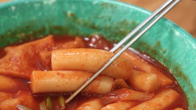 그릇에 담긴 매운 떡볶이