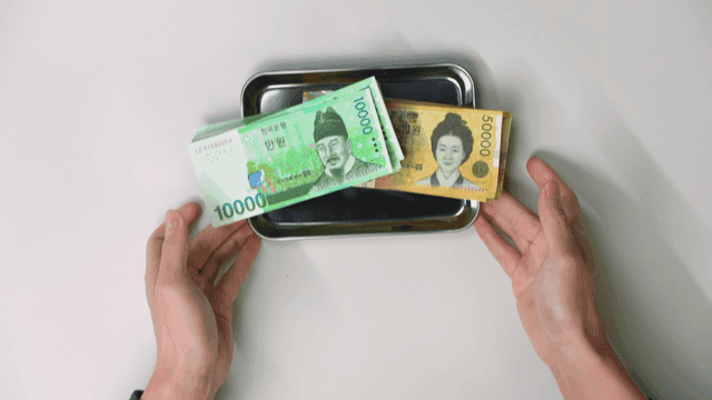 트레이에 한국 화폐를 놓고 건내는 손
