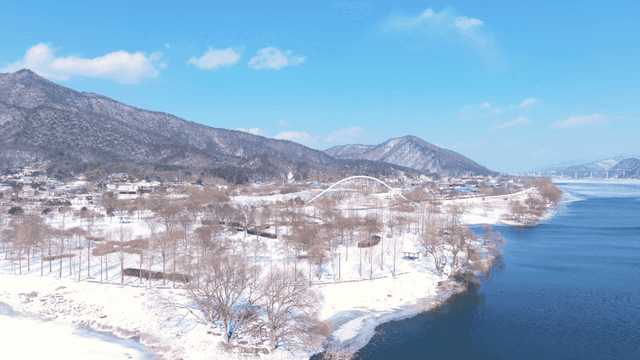 강가의 눈 덮인 풍경