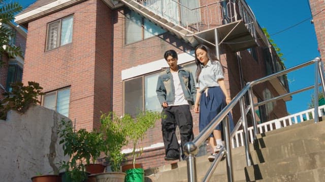 햇살이 비치는 계단을 내려오는 커플