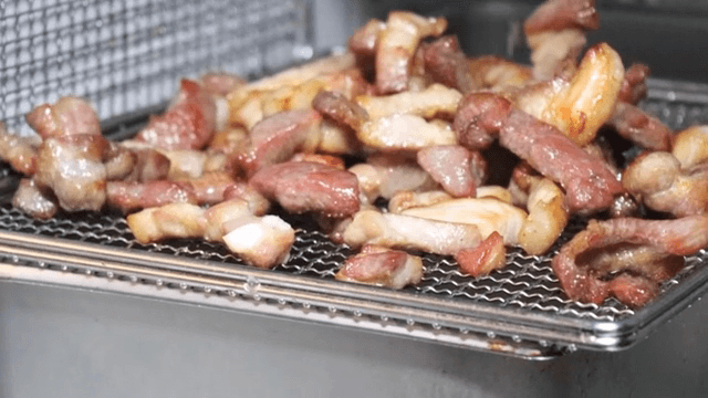 채반에 올려 기름을 빼는 조리된 고기