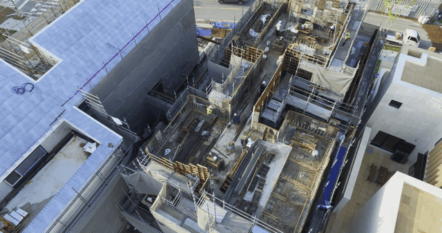 작업자와 건물이 있는 건설 현장