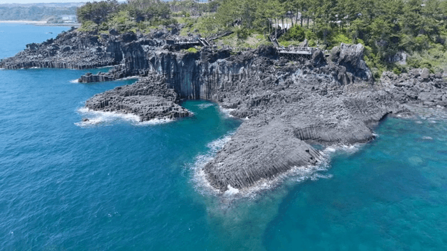 맑고 푸른 바다와 해안 절벽
