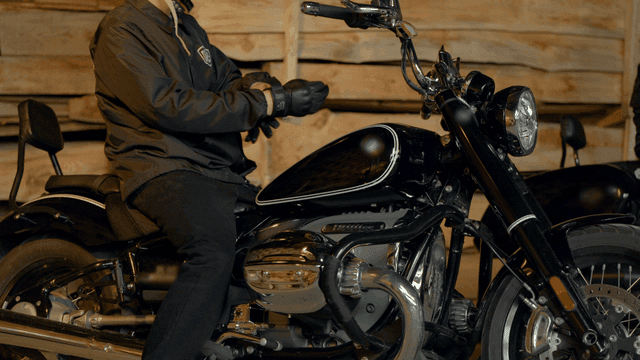 오토바이를 탈 준비를 하는 사람