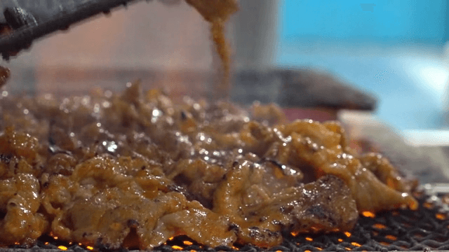 바비큐에서 지글거리는 구운 고기