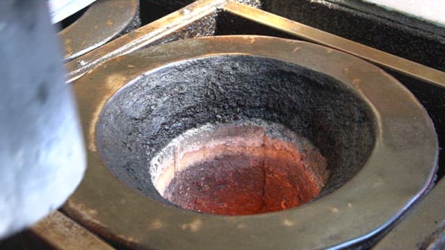 불을 피우기 위해 화로에 연탄을 집어넣는 모습