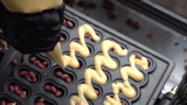 땅콩이 있는 틀에 붓는 반죽