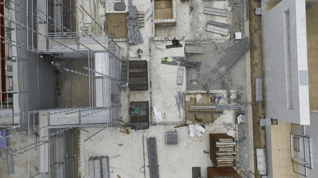 작업자와 자재가 있는 건설 현장