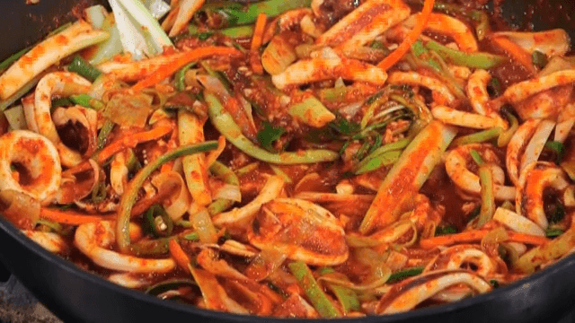 매운 양념에 오징어와 대파 볶기