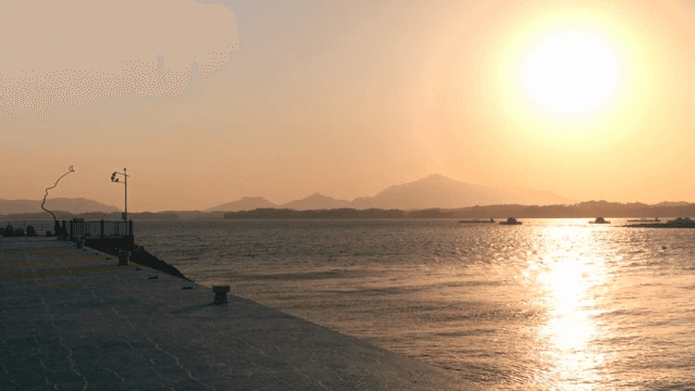 부두가 있는 고요한 바다의 일몰