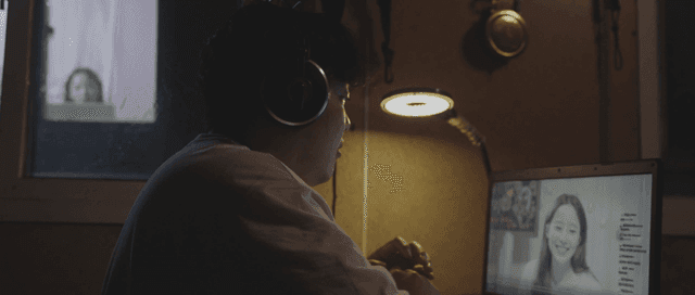 인터넷 방송 보는 남성