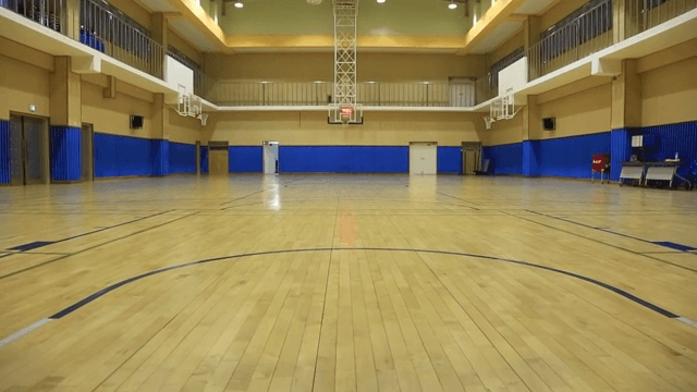 빈 실내 농구 코트