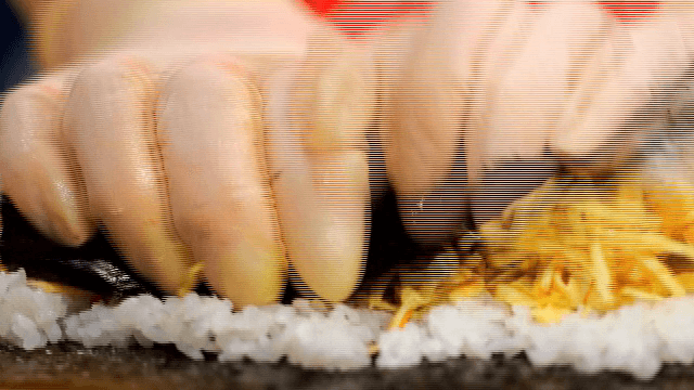 나무 도마 위에서 김밥을 말기