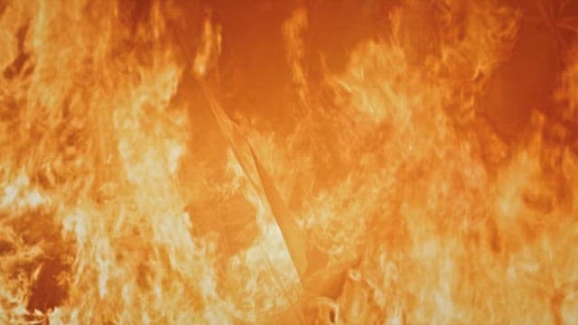 강렬한 불길로 휩싸인 화재현장