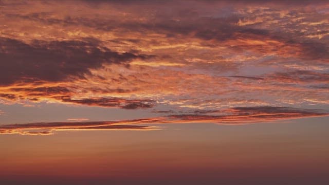 다채로운 구름이 보이는 생생한 노을 하늘