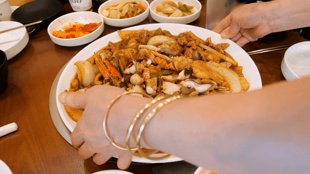 테이블 위의 해물 찜닭