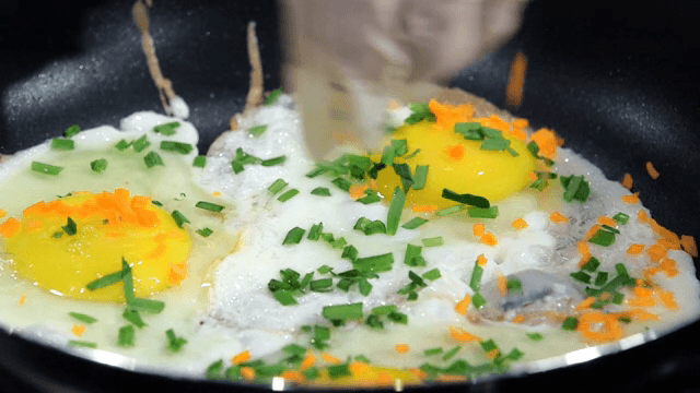 채소를 곁들인 계란후라이