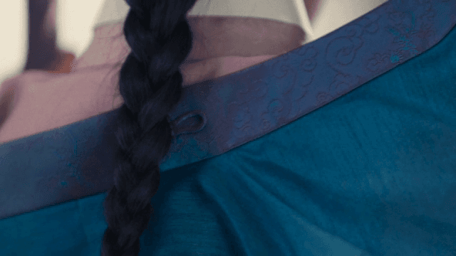 한복을 입고 머리를 땋은 소녀