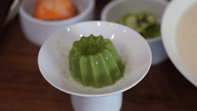 흰 그릇에 담긴 녹색 푸딩