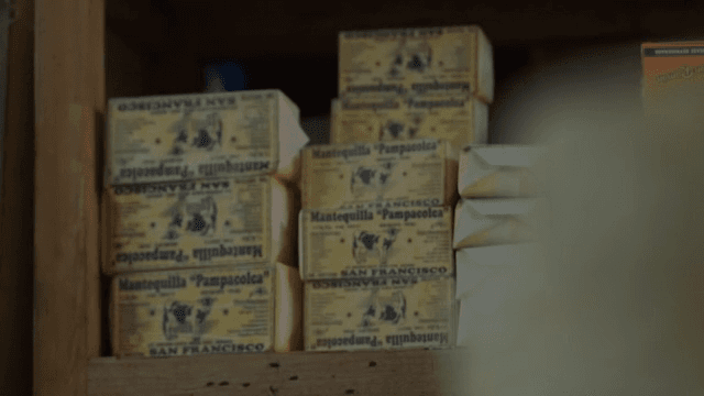 선반에 쌓인 버터 블록