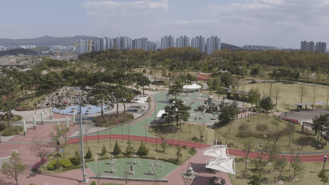 도시 스카이라인이 보이는 넓은 공원