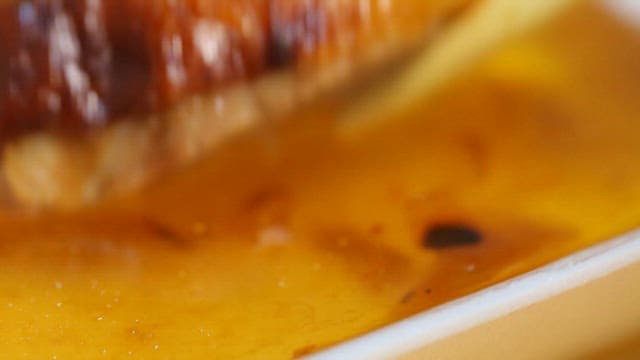 윤기 나는 소스에 푹 찍어먹는 돼지고기