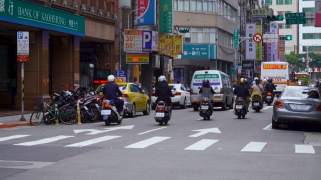 자동차와 오토바이가 붐비는 거리