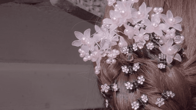 화려한 머리장식을 한 여성