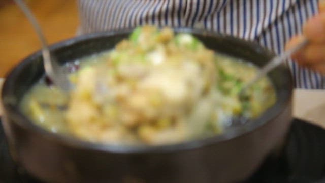 녹두가 들어간 걸쭉한 삼계탕